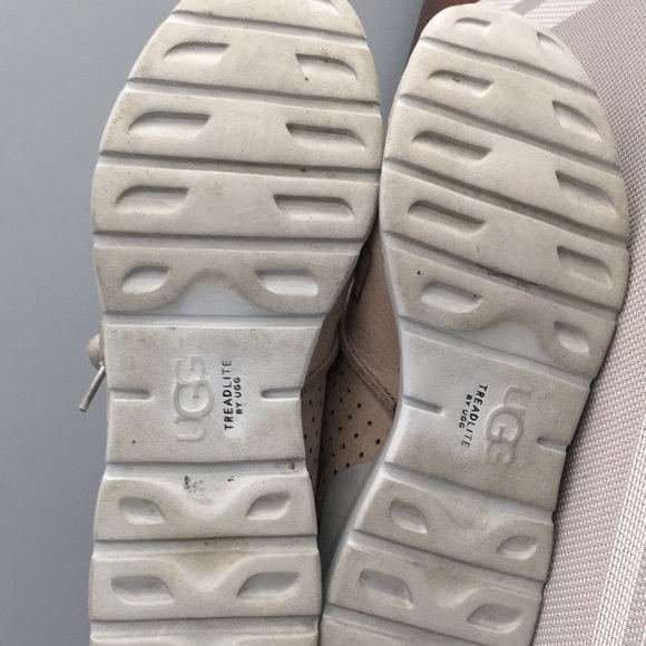 UGG’s casual walking shoe - Picture 5 of 6